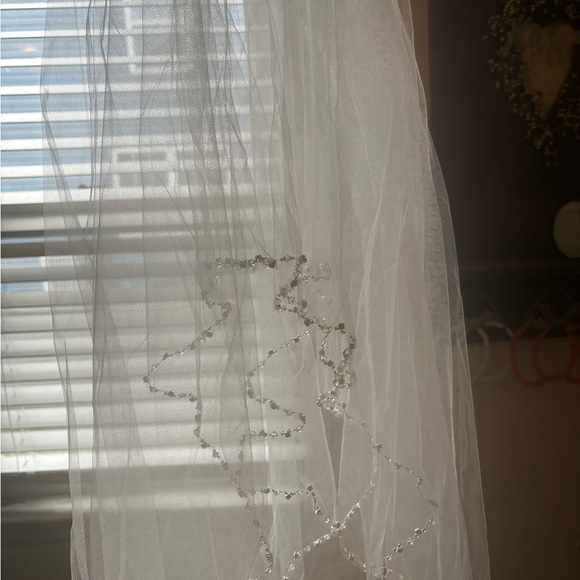 NEW WITH TAGS WEDDING VEIL - Picture 5 of 8